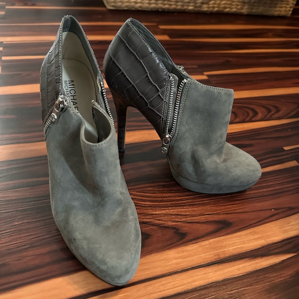 MICHAEL Michael Kors Gray Heeled Boots with Chunky Heel and Cut-Out Design